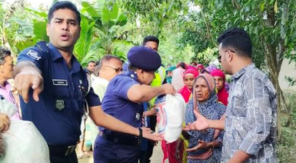 কুলাউড়ায় বন্যার্ত মানুষের পাশে হাইওয়ে পুলিশ