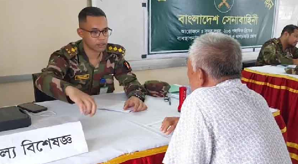 খাগড়াছড়িতে বন্যা দুর্গতকবলিত এলাকায় সেনাবাহিনীর মেডিকেল ক্যাম্প