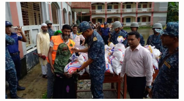 ভোলায় বাংলাদেশ নৌবাহিনীর পক্ষ থেকে ত্রাণ সামগ্রী বিতরণ