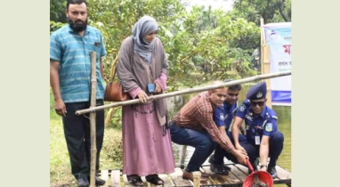 শেরপুর জেলার পুলিশ লাইন্সের পুকুরে মাছের পোনা অবমুক্ত