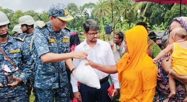 ভোলায় কর্মহীন, অসহায় ও বেদে পরিবারের মাঝে নৌবাহিনীর ত্রাণ বিতরণ