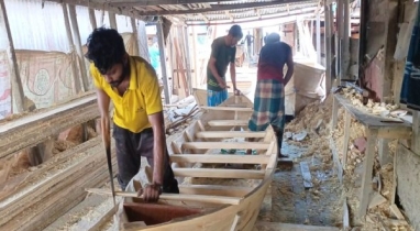 কিশোরগঞ্জের তাড়াইলে নৌকা তৈরিতে ব্যস্ত স্থানীয় কারিগররা